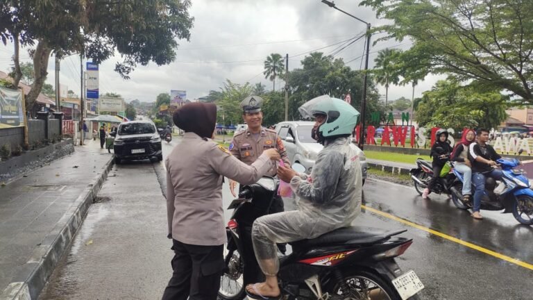 Polsek Kawali Gelar Aksi Berbagi Takjil Gratis untuk Pengguna Jalan dan Warga Sekitar