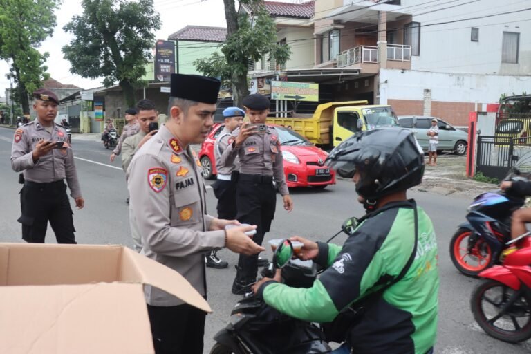 Kapolres Garut Bagikan Takjil Gratis di Depan Mapolres Garut