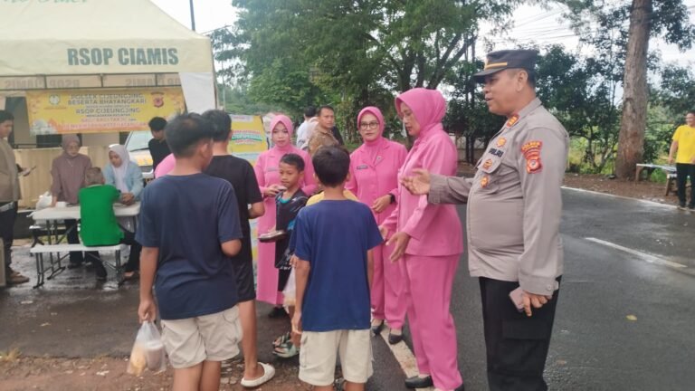 Polsek Cijeungjing dan Bhayangkari Gelar Bansos: Bagikan Takjil dan Pemeriksaan Kesehatan Gratis