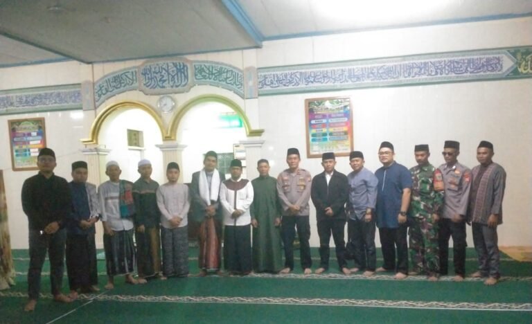 Polsek Leles Berikan Bantuan Al-Quran dan Laksanakan Sholat Tarawih Bersama Masyarakat