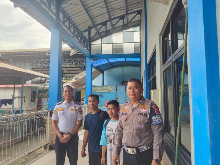 Polsek Pasirwangi Antar Warga Tersasar yang Kehabisan Ongkos