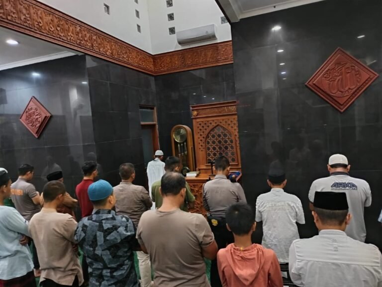 Anggota Polres Ciamis Laksanakan Sholat Tarawih Berjamaah di Masjid Al Hidayah