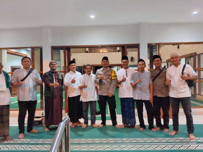 Safari Ramadan 1446 H, Polsek Ciamis Tarawih Bareng Warga Kota Kulon di Masjid Jami Al Ikhlas