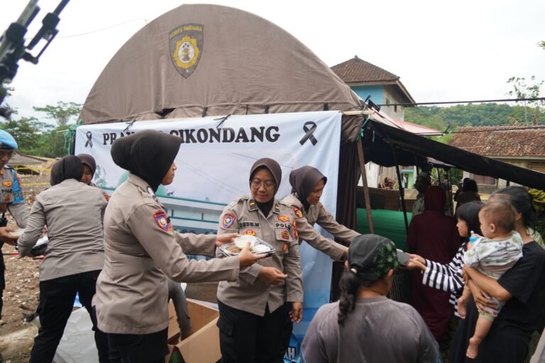 Polres Tasikmalaya Kota Bagikan Takjil Kepada Pengungsi Bencana Pergerseran Tanah Di Cineam