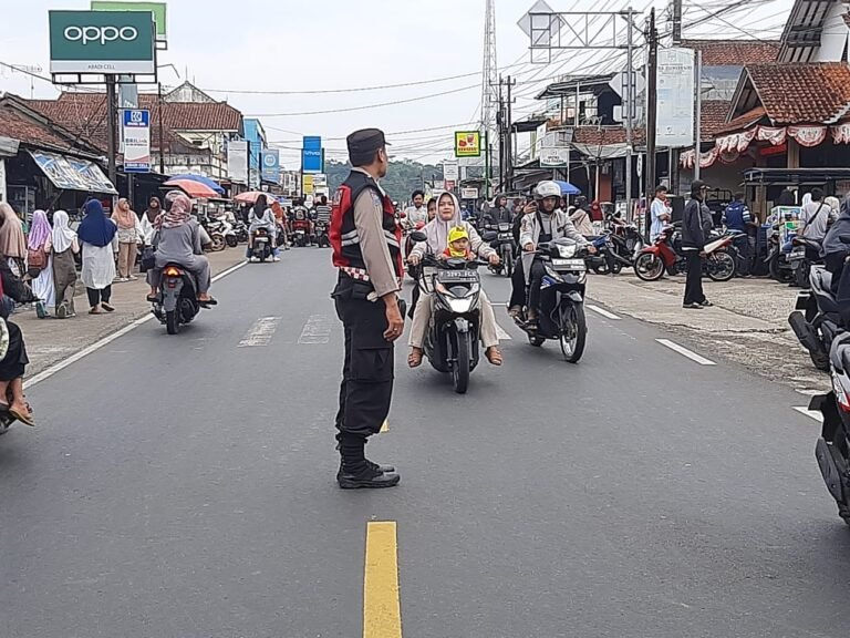 Cipkon, Polsek Cipaku Polres Ciamis Patroli Jalan Kaki Saat Waktu Ngabuburit di Pasar Buniseuri