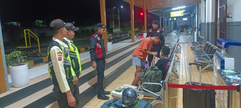 Deteksi Dini Tindak Kriminalitas, Samapta Polres Ciamis Patroli ke Stasiun KA Ciamis Beri Imbauan Kamtibmas