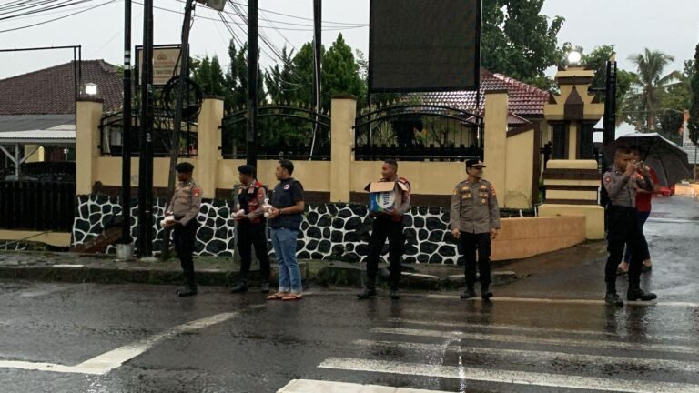 Di Tengah Rintik Hujan, Polres Garut Bagikan Takjil kepada Pengguna Jalan