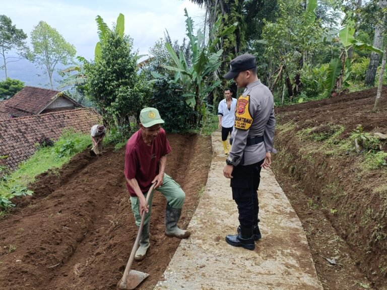 Bhabinkamtibmas Polsek Salawu Sambangi Petani