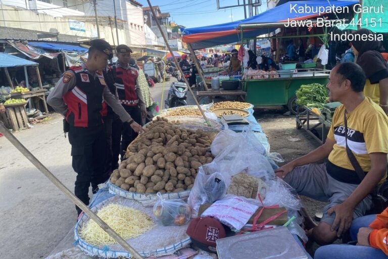 Sat Samapta Polres Garut Gelar Patroli di Pasar Ciawitali untuk Jaga Keamanan Warga