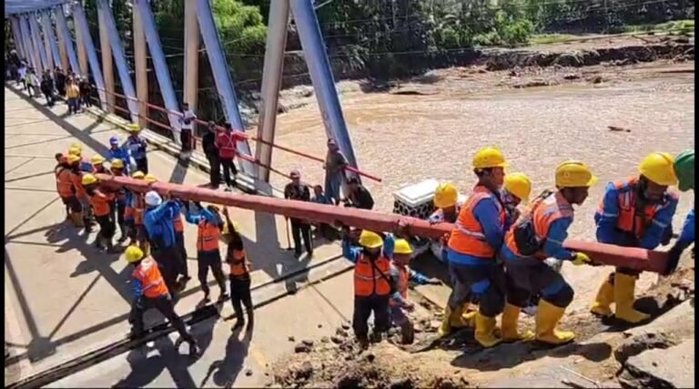 PLN All Out Pulihkan Kelistrikan di Jampang Kulon Meski Akses Jalan Terputus