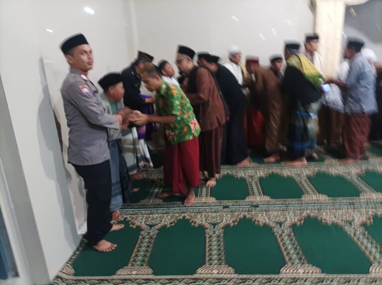 Polres Garut Laksanakan Tarawih Keliling dan Berikan ceramah himbauan Kamtibmas kepada masyarakat