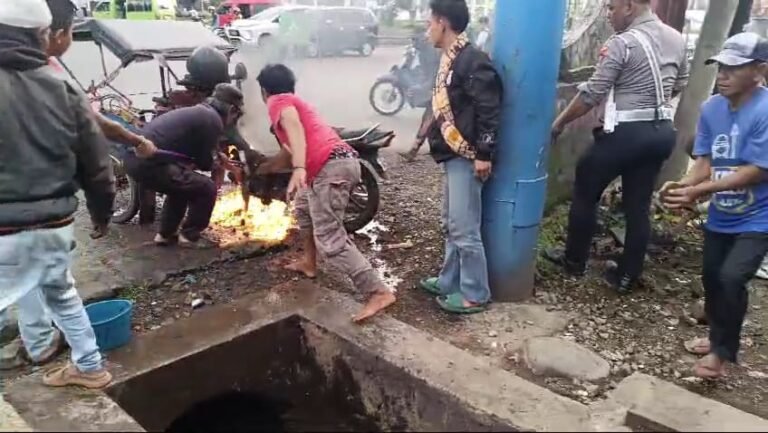 Sat Lantas Polres Tasikmalaya, Bantu Padamkan Becak Motor Yang Hangus Terbakar.