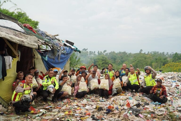 Berbagi Kebaikan Di Bulan Suci Ramadhan, Polres Tasikmalaya Bagikan Paket Sembako.