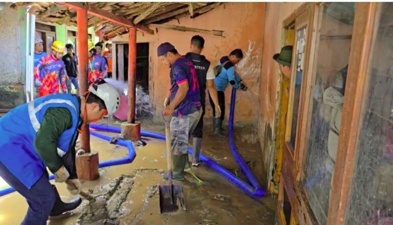 Warga Desa Terharu, PLN Hadir Membantu Pasca Banjir Bandang di Kabupaten Sukabumi