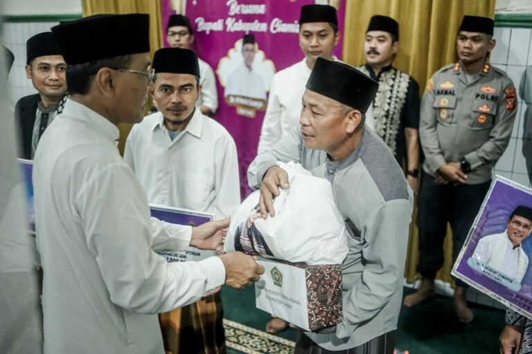 Safari Ramadhan di Eks-Kewadanaan Kawali, Bupati Ciamis salurkan Insentif Guru ngaji, RT dan RW
