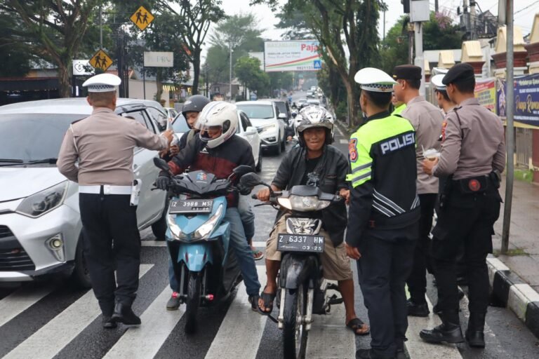 Polres Ciamis Bagikan Takjil Setiap Hari Selama Ramadhan, Masyarakat Sambut Antusias