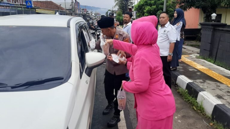 Polsek Banjarsari Berbagi Takjil Gratis, Warga dan Pengguna Jalan Antusias