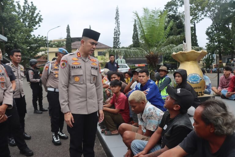 Bangun Kesadaran, Kapolres Garut Berikan Nasihat dan Pembinaan Kepada Masyarakat yang terlihat aksi premanisme dan parkir liar