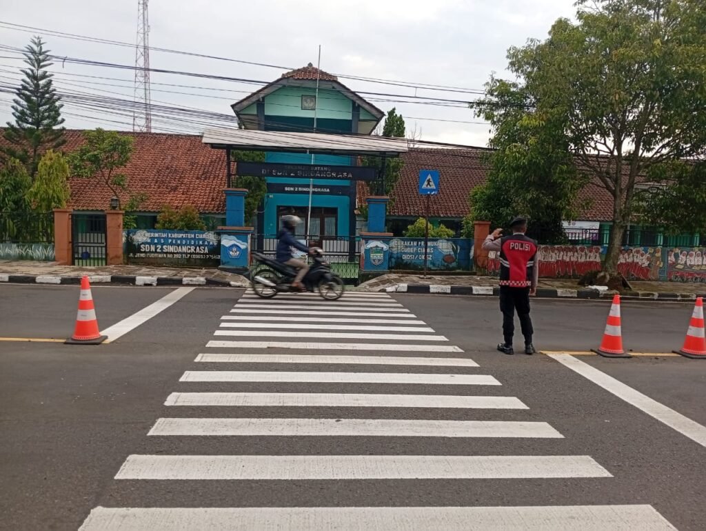 Pelayanan Masyarakat, Samapta Polres Ciamis Bersiaga di Daerah Rawan Kemacetan Saat Pagi