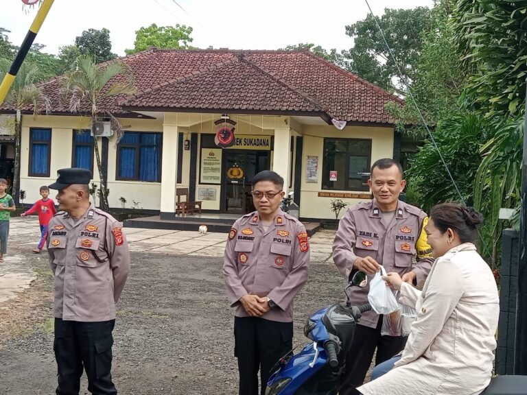 Berbagi Di Bulan Penuh Berkah, Polsek Sukadana Polres Ciamis Bagi-Bagi Takjil ke Pengguna Jalan