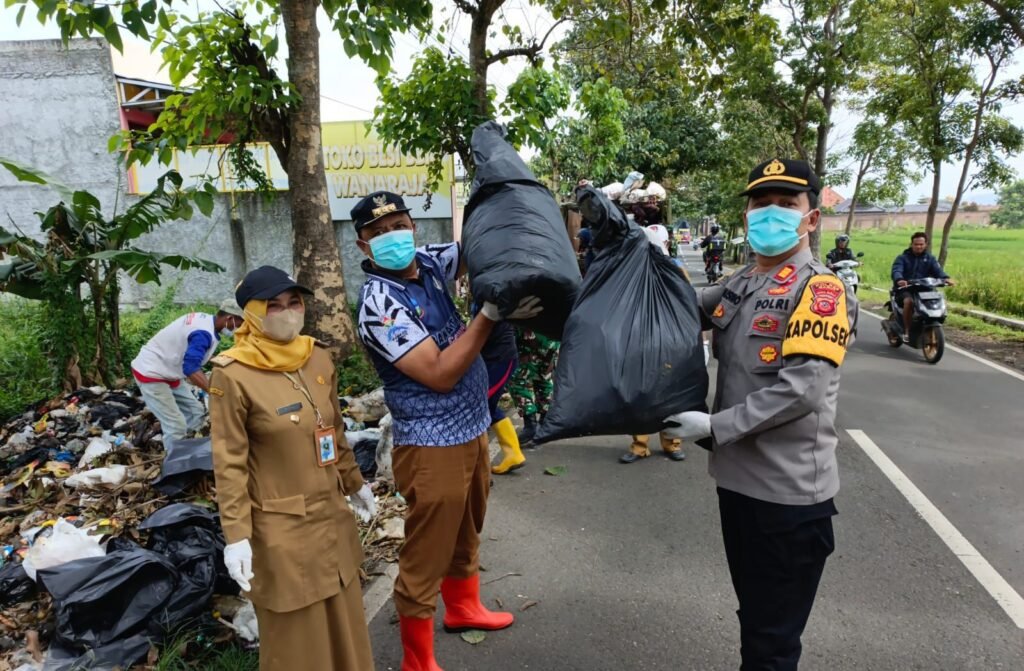 Ciptakan Lingkungan Sehat dan Bersih, Polsek Wanaraja Gelar Kerja Bakti Bersama Masyarakat