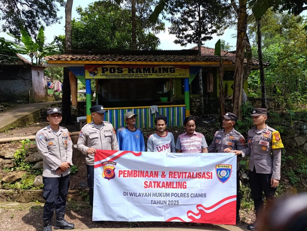 Polres Ciamis Tingkatkan Keamanan Desa Gegempalan dengan Program Binkamling dan Bantuan Kelengkapan Pos Kamling