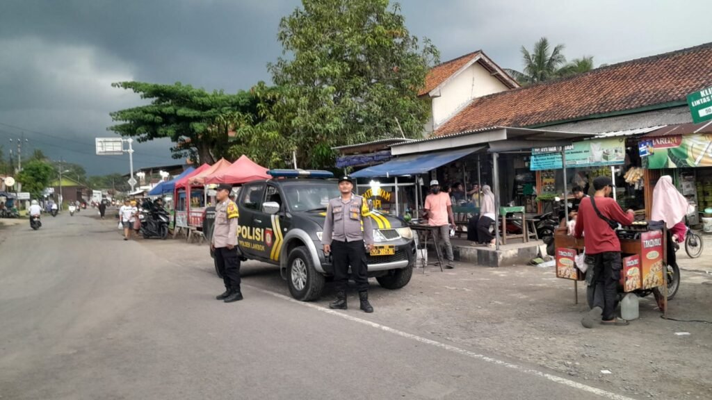 Polsek Lakbok Polres Ciamis Patroli Dialogis Ke Lokasi Keramaian Warga Saat Waktu Ngabuburit