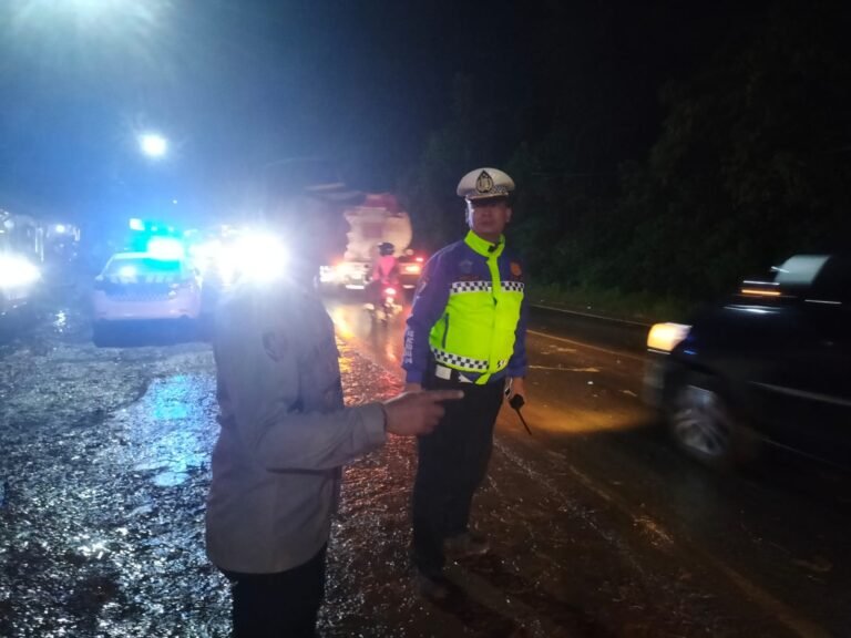Hujan Deras Disertai Angin Kencang, Polres Garut Laksanakan Patroli Mitigasi dan Bantu Evakuasi