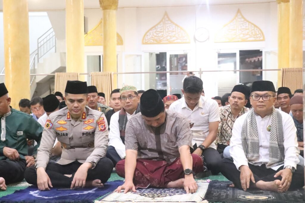 Perkuat Solidaritas, Kapolres Garut Bersama Unsur Forkopimda Laksanakan Tarawih Keliling