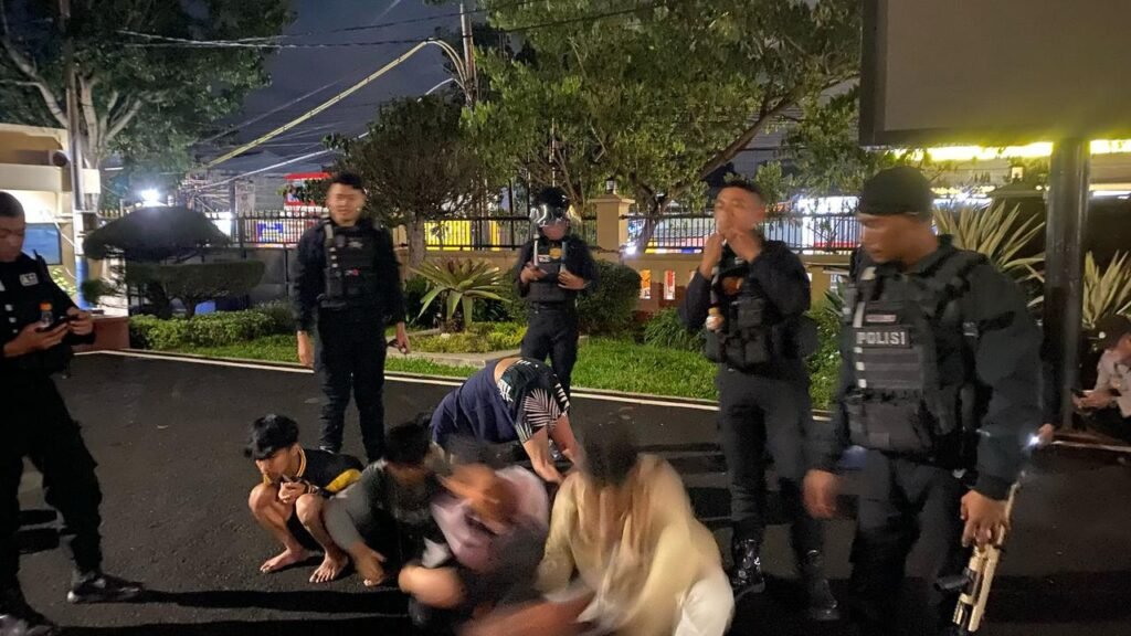 Tim Patroli Jago Presisi Satsamapta Polres Cianjur Bubarkan Perang Sarung di Jl. Barisan Banteng