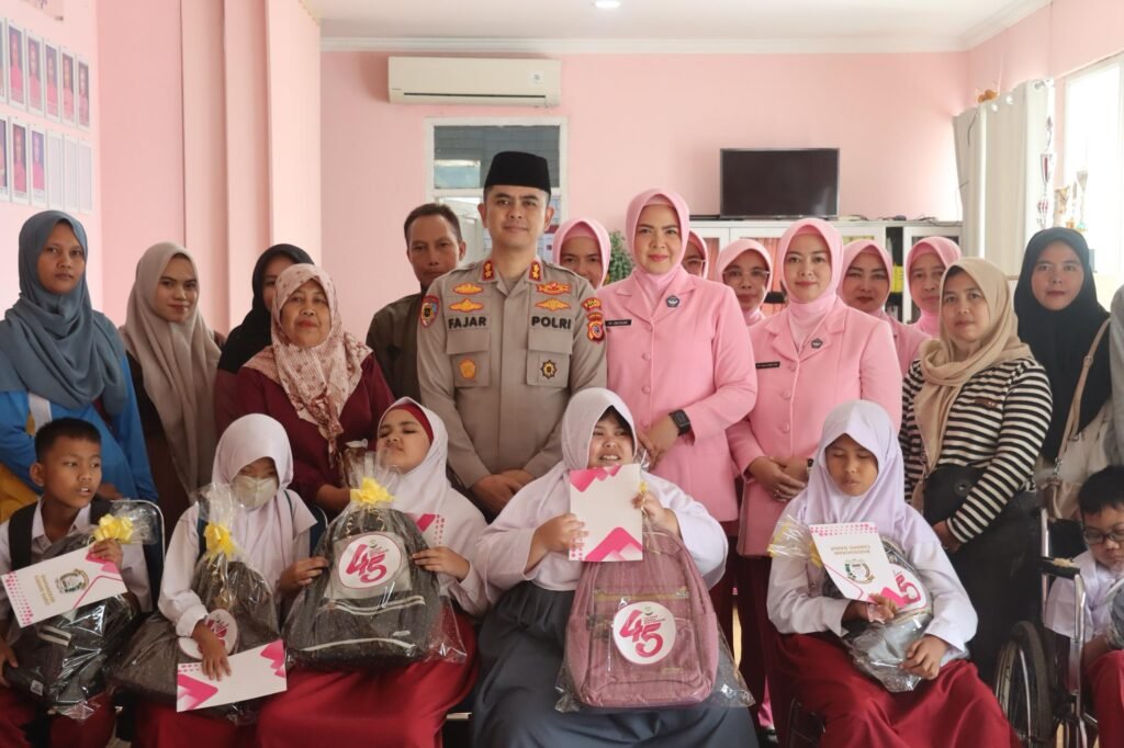 Kapolres Garut Beserta Pengurus Bhayangkari Cabang Garut Bagikan Santunan kepada Anak Tunanetra