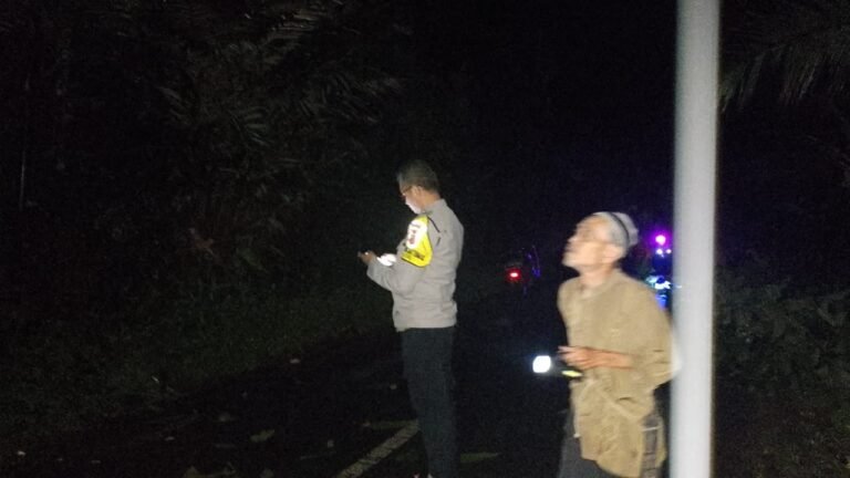 Bhabinkamtibmas Desa Selacai Respons Cepat Mendatangi Lokasi Bencana Banjir dan Tanah Longsor