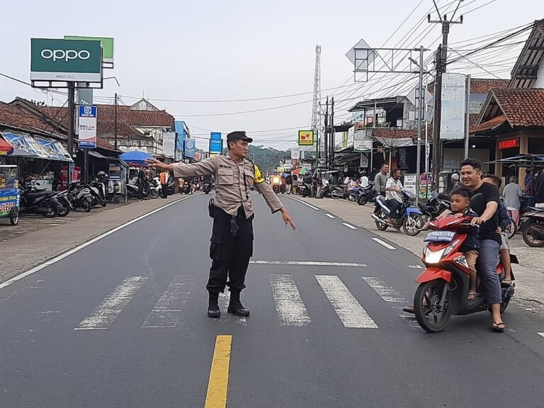 Cipkon, Polsek Cipaku Polres Ciamis Patroli Jalan Kaki Saat Waktu Ngabuburit di Pasar Buniseuri