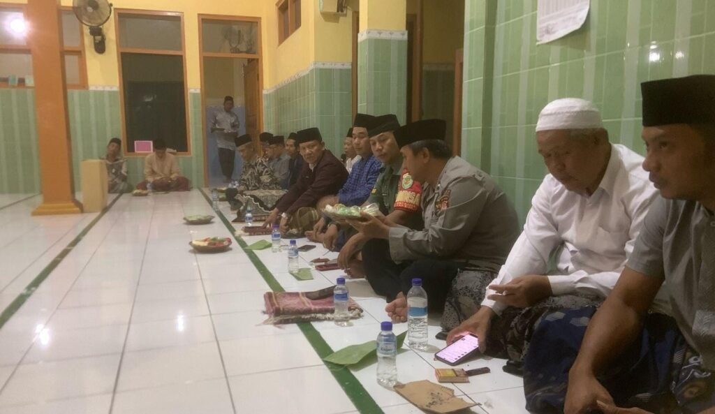 Polsek Lakbok Polres Ciamis Ikuti Bukber dan Tarling Bareng Masyarakat Desa Cintajaya