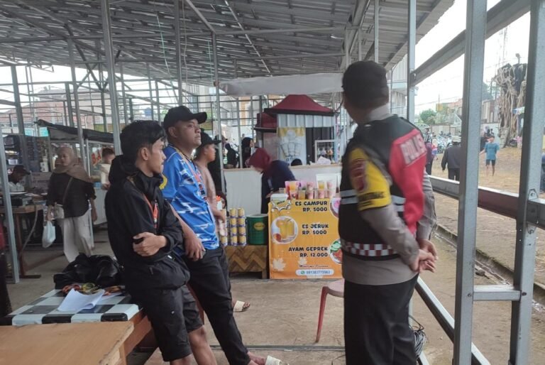 Berikan Rasa Nyaman, Polsek Panjalu Polres Ciamis Patroli Jalan Kaki Saat Ngabuburit di Taman Borosngora