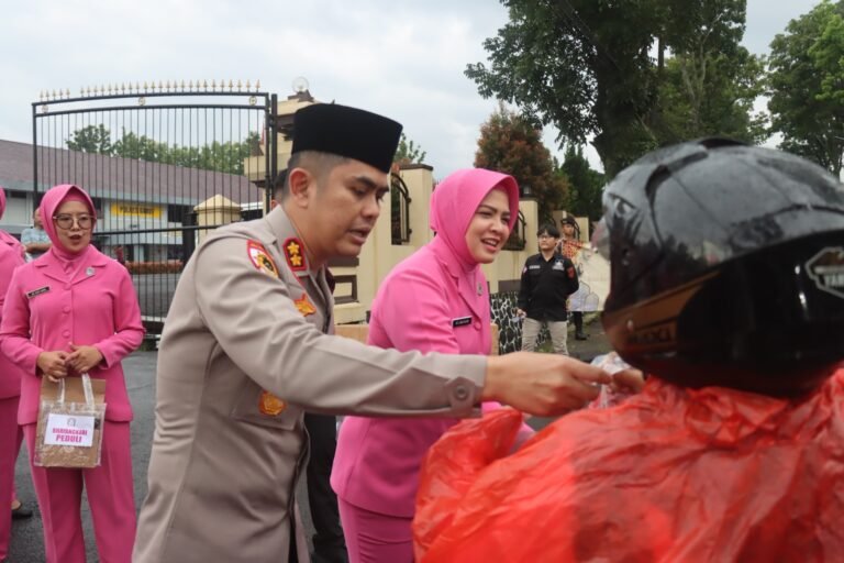 Polres Garut Bersama Bhayangkari Bagikan Takjil Gratis Kepada Pengendara