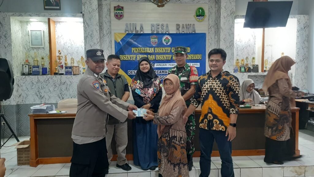 Bhabinkamtibmas Desa Rawa Monitoring Penyaluran Insentif Guru PAUD, KPMD, dan Kader Posyandu