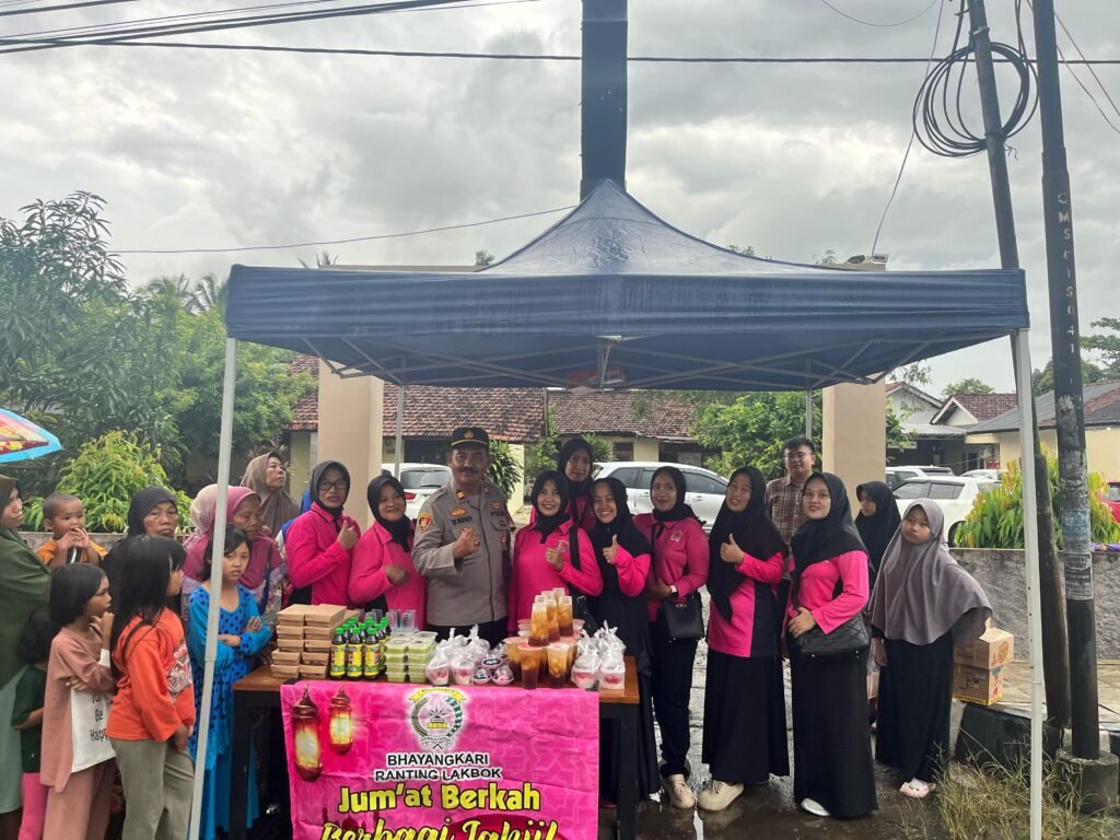 Berbagi Di Bulan Penuh Berkah, Polsek Lakbok Polres Ciamis Bagi-Bagi Takjil ke Pengguna Jalan