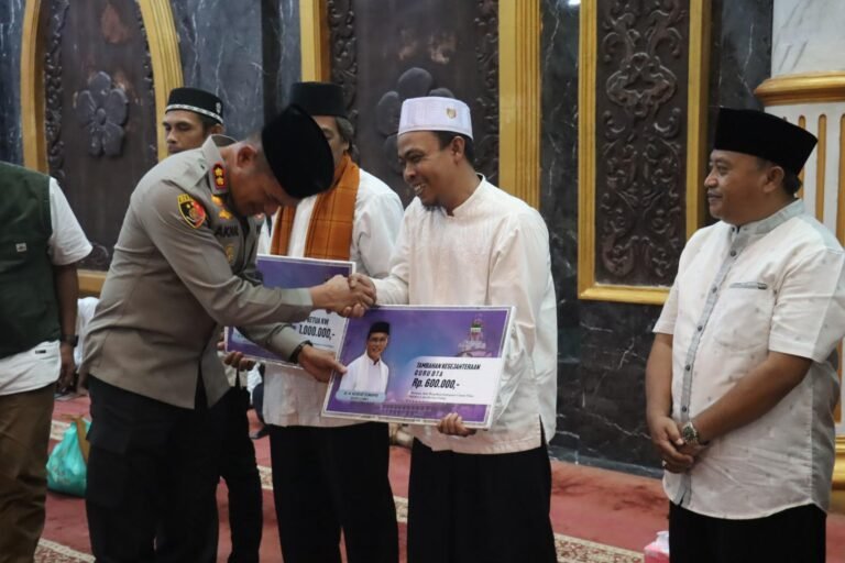 Kapolres Ciamis Bareng Forkopimda Ciamis Tarawih Keliling di Masjid Besar Panjalu