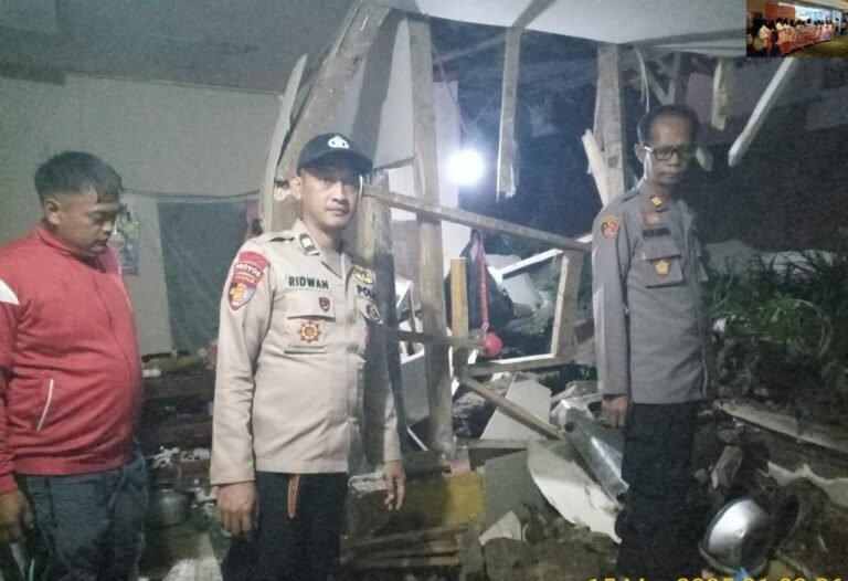 Polsek Cikajang Cek TKP Longsor Yang Menimpa Rumah Warga