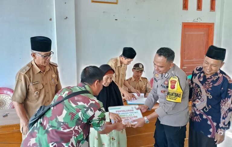 Pantau Penyaluran BLT DD, Polsek Pamarican Polres Ciamis Beri Imbauan Kamtibmas ke Warga