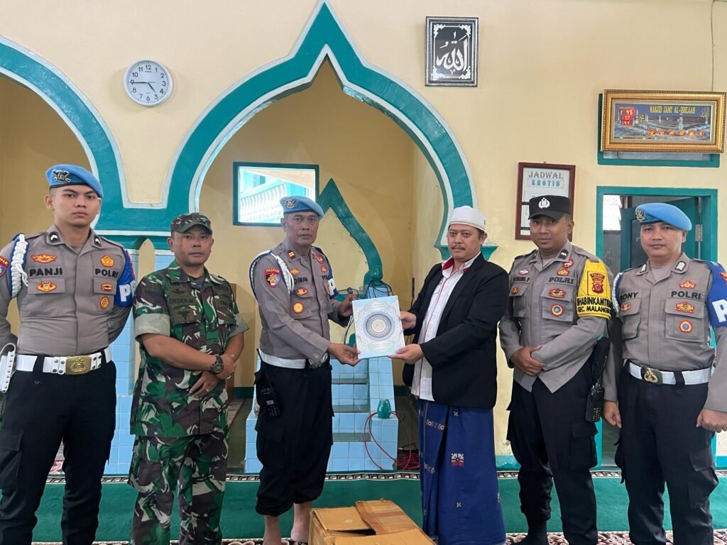 Polres Garut Jalin Silaturahmi dan Bagikan Al-Qur’an Ke Pondok Pesantren