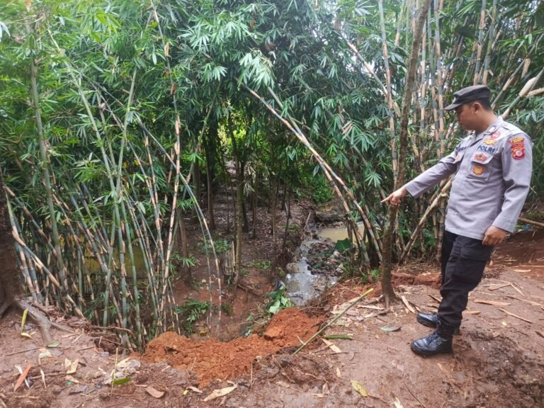 Polsek Limbangan Cek Lokasi Pergeseran Tanah di Desa Cigawir