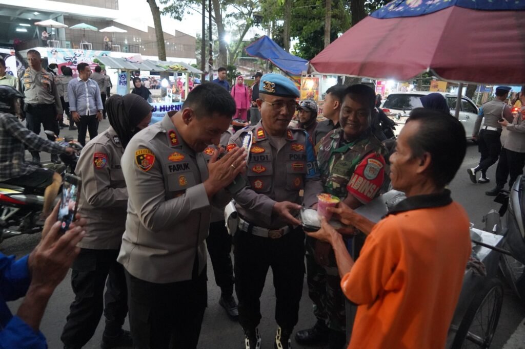 KAPOLRES TASIKMALAYA KOTA BAGIKAN TAKJIL KEPADA WARGA DI SEKITAR DADAHA