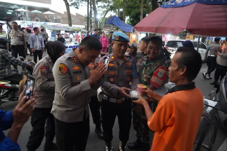 KAPOLRES TASIKMALAYA KOTA BAGIKAN TAKJIL KEPADA WARGA DI SEKITAR DADAHA