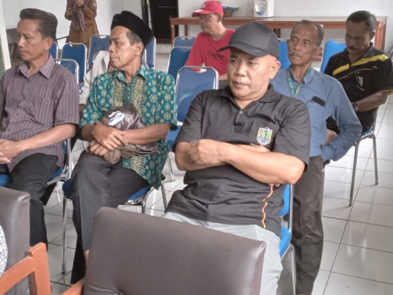 Bhabinkamtibmas Desa Mekarjadi Hadiri Rapat Pembentukan Tim Seleksi Calon Perangkat Desa di Desa Sukajadi