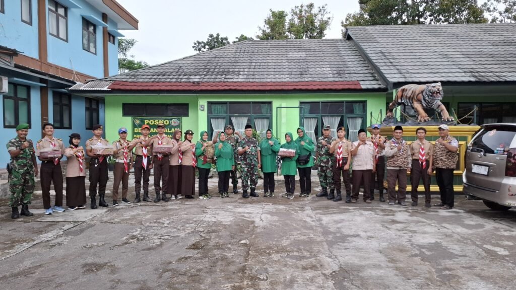 Koramil 1216/Cibalong Kodim 0612/Tasikmalaya Bersama Anggota Persit KCK dan Pramuka Saka Wira Kartika Bagikan Takjil Gratis untuk Masyarakat