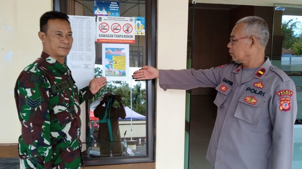 Polsek Rancah Pasang Pamflet Himbauan Kamtibmas di Tempat Strategis