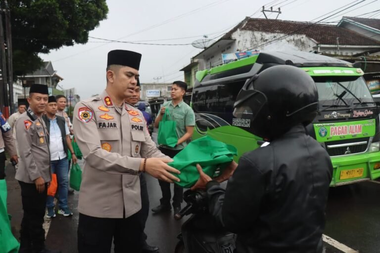 Wujud Kepedulian Kepada Masyarakat, Kapolres Garut Bagikan Takjil Gratis di Polsek Cisurupan