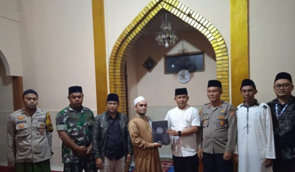 Polsek Leles Wakafkan Al-Qur’an dan Laksanakan Tarawih Keliling di Masjid Miftahul Jannah